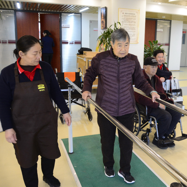 China to promote application of big data, AI in elderly care: minister