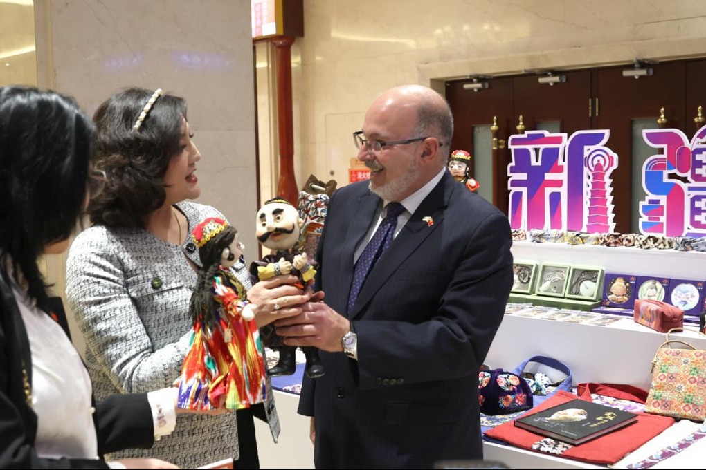 Foreign envoys laud progress of Xinjiang