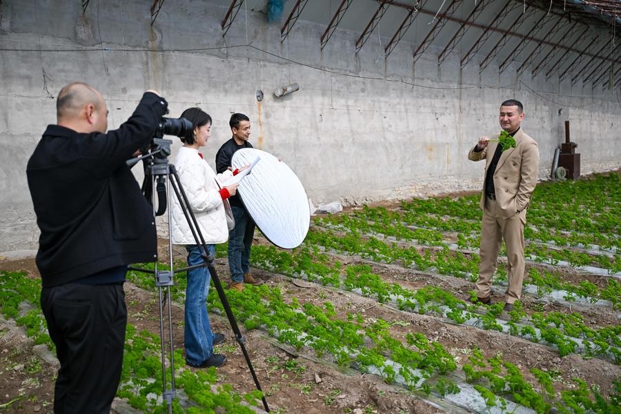 Catchy videos help sell Xinjiang's farm produce